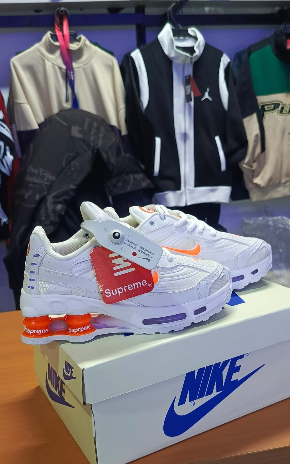 👑 Nike Shox R4 X Supreme - Exclusividad y Elegancia ✨